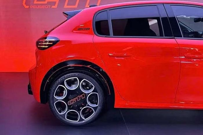 Những điểm đáng chú ý khác của Peugeot e-208 GTi gồm tỷ lệ công suất trên trọng lượng được hãng tuyên bố thuộc hàng tốt nhất phân khúc. Bên cạnh đó là khả năng sạc nhanh DC công suất 100 kW, cho phép sạc pin từ 20% lên 80% trong chưa đầy 30 phút.