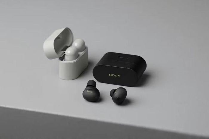 Trong khi đó, Sony WF-1000XM6 được nhiều chuyên gia đánh giá là một trong những mẫu tai nghe True Wireless đáng mua nhất hiện nay dành cho những người thực sự yêu âm nhạc, nhờ khả năng tái tạo âm thanh chi tiết, cân bằng và giàu cảm xúc trên nhiều thể loại từ acoustic, jazz đến EDM hay nhạc pop hiện đại.
