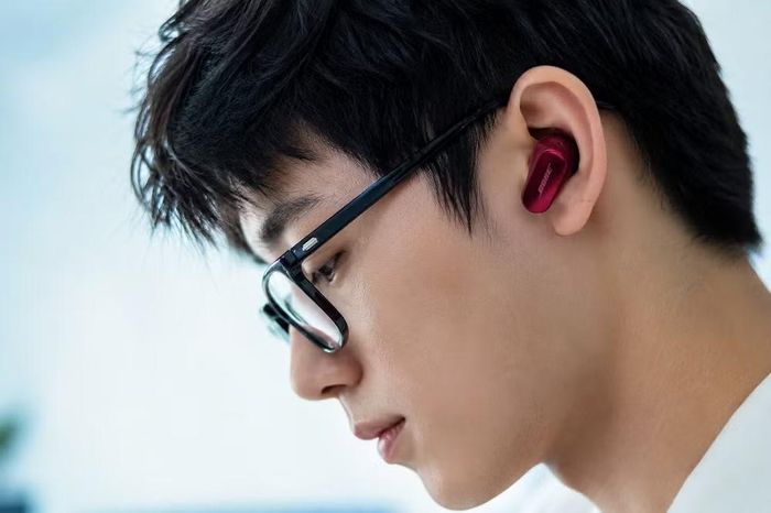 Ở phân khúc chống ồn chủ động, Bose QuietComfort Ultra Earbuds 2 tiếp tục được xem là một trong những lựa chọn hàng đầu khi sở hữu khả năng loại bỏ tiếng ồn cực kỳ hiệu quả, đặc biệt với các âm thanh liên tục như tiếng động cơ máy bay, tiếng điều hòa hay tiếng ồn trong văn phòng, giúp người dùng tập trung làm việc hoặc tận hưởng nội dung giải trí một cách trọn vẹn hơn.