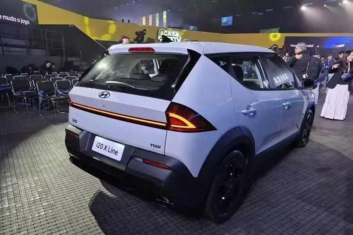 Thiết kế của Hyundai i20 2027 lấy cảm hứng từ mẫu ôtô điện Ioniq 3 nhưng tiết chế hơn. Các chi tiết ốp nhựa quanh cản trước, cản sau và hốc bánh xe, kết hợp với các cột sơn đen cùng nóc phẳng tạo cho i20 dáng vẻ giống một mẫu SUV thu nhỏ. Có thể hình dung đây như một chiếc Hyundai Creta với kích thước gọn hơn.