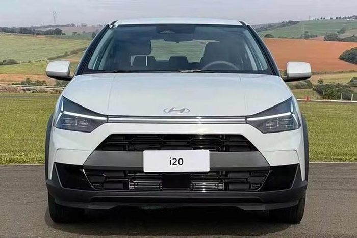 Những điểm nhấn khác của mẫu xe Hàn Quốc này bao gồm lưới tản nhiệt cỡ lớn và dải đèn LED định vị vắt ngang đầu xe với đồ họa gợi liên tưởng đến Lamborghini. Bên cạnh đó là thân xe được tạo khối nổi bật, đường chân kính vuốt cao về phía sau và bộ mâm hợp kim cắt kim cương 17 inch trên phiên bản cao cấp nhất.