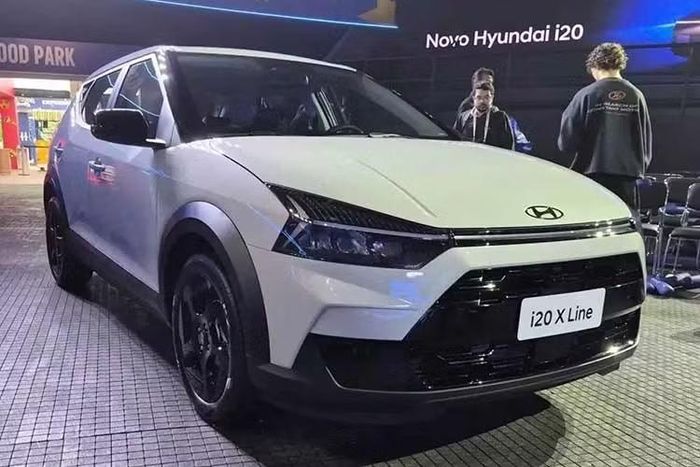 Hyundai i20 thế hệ mới vừa ra mắt tại thị trường Brazil, đồng thời hé lộ phần nào mẫu xe toàn cầu sẽ xuất hiện trong thời gian tới. Mẫu xe hatchback hạng B này được nâng cấp với phong cách thiết kế đậm chất SUV, ngôn ngữ tạo hình mới cùng nhiều công nghệ hiện đại trong khi vẫn duy trì các tùy chọn động cơ đốt trong dành cho khách hàng Brazil.