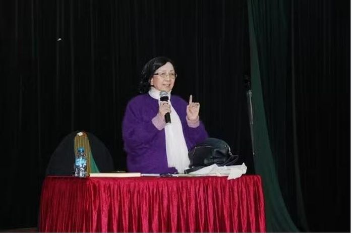 GS.TSKH Phạm Thị Trân Châu tại buổi Giao lưu khoa học “Đam mê – Nguồn sức mạnh” tại Trường ĐH Khoa học Tự nhiên (ĐHQG HN). Ảnh: HUS.