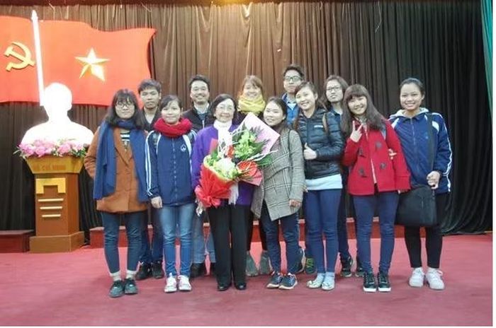 GS.TSKH Phạm Thị Trân Châu chụp ảnh lưu niệm với các thầy trò Trường ĐH Khoa học Tự nhiên (ĐH Quốc gia Hà Nội). Ảnh: HUS/