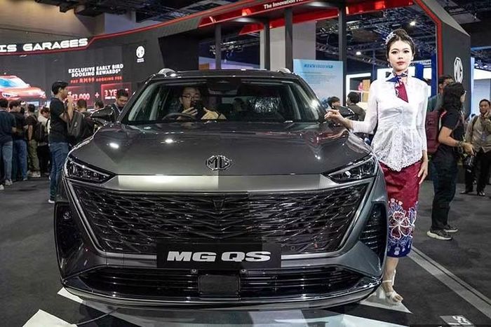 MG QS sở hữu kích thước dài x rộng x cao lần lượt 4.983 x 1.967 x 1.778 mm và chiều dài cơ sở 2.915 mm. Như vậy, QS rõ ràng không phải là một mẫu xe nhỏ gọn mà được định vị như một sản phẩm hướng đến nhu cầu của các khách hàng gia đình.