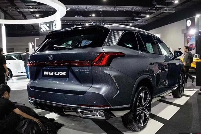 Mẫu xe SUV MG QS 2026 mới tại Malaysia trên thực tế là phiên bản đổi tên của mẫu xe Roewe RX9 đang bán ra tại thị trường Trung Quốc. Ở một số thị trường quốc tế, xe còn được biết đến dưới cái tên MGS9 PHEV hoặc MG RX9.