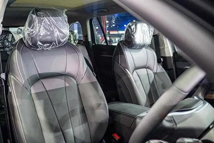 Trải dài trên mặt táp-lô là bảng đồng hồ kỹ thuật số và màn hình cảm ứng trung tâm dành cho hệ thống đa phương tiện đều có kích thước 12,3 inch. Chiếc MG QS được trưng bày tại Malaysia không đi kèm tùy chọn là màn hình giải trí dành cho hành khách phía trước.