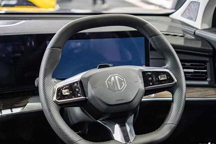 MG QS sở hữu 3 hàng ghế, trong đó hàng ghế thứ hai có thể trượt để tăng không gian chứa hành lý hoặc tạo thêm khoảng duỗi chân cho hành khách. Khi gập cả hàng ghế thứ hai và thứ ba, khoang hành lý phía sau cung cấp dung tích chứa đồ lên tới 1.052 lít.