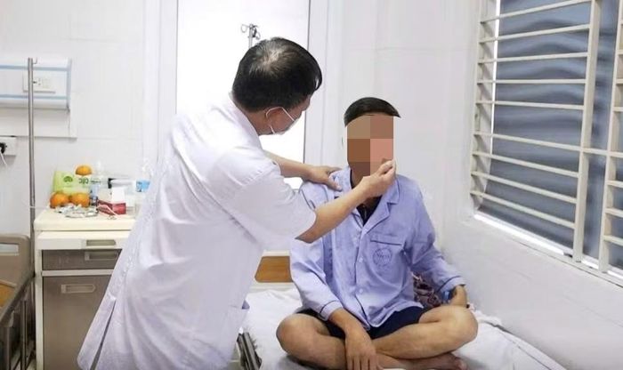 Bác sĩ thăm khám cho bệnh nhân - Ảnh BVCC