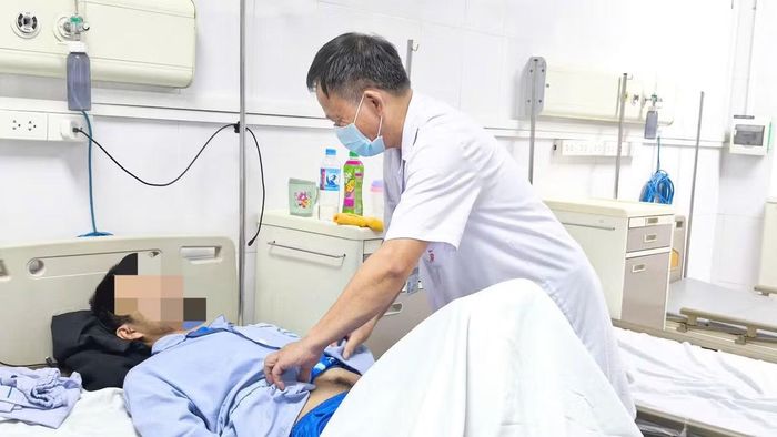 Bác sĩ thăm khám cho bệnh nhân - Ảnh BVCC