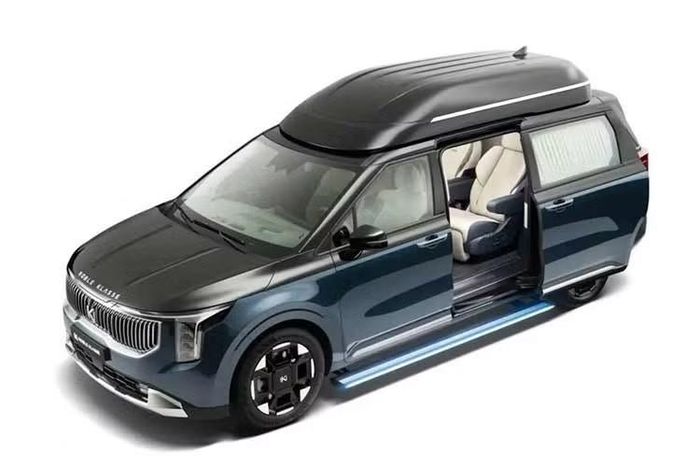Tại thị trường Hàn Quốc, Kia Carnival High Roof 2026 có giá bán dao động từ 34.419 USD đến 39.769 USD. Nếu được đưa về Việt Nam với trang bị tương tự, Carnival Hi Limousine nhiều khả năng sẽ có giá tiệm cận Volkswagen Viloran đang được phân phối với mức từ hơn 2 tỷ đồng.
