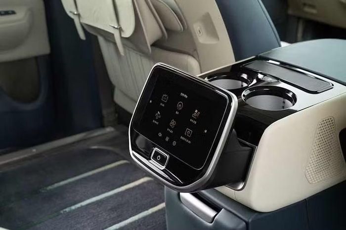Ở giai đoạn đầu, Kia ưu tiên ra mắt cấu hình 9 chỗ nhằm đáp ứng nhóm khách hàng gia đình và vận chuyển hành khách. Trong khi đó, phiên bản 7 chỗ cao cấp hơn dự kiến sẽ được bổ sung vào nửa cuối năm nay, hướng đến nhóm khách hàng doanh nhân hoặc dịch vụ vận chuyển VIP.