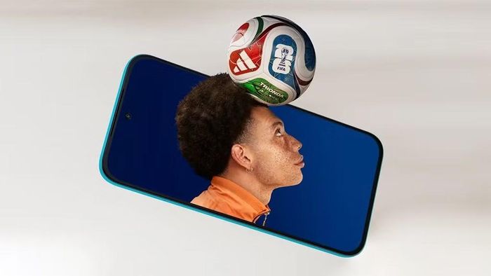 Thông số kỹ thuật và tính năng của thiết bị bao gồm màn hình AMOLED 6.8 inch độ phân giải 1.5K với 1272×2772 pixel và tần số quét 120 Hz. Theo Motorola, màn hình này có khả năng đạt độ sáng tối đa lên đến 5000 nits, giúp việc đọc thông tin dễ dàng hơn nhiều ngay cả dưới ánh nắng trực tiếp ngoài đường.