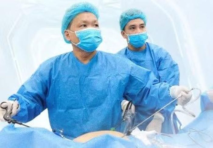 Các bác sĩ phẫu thuật cho bệnh nhân - Ảnh BVCC