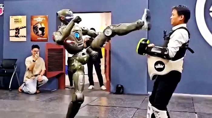 Một yếu tố quan trọng khác là giá trị truyền thông mà robot hình người mang lại, bởi mỗi video ghi lại cảnh robot nhảy múa, chạy bộ hay thực hiện các động tác phức tạp đều có khả năng lan truyền mạnh mẽ trên mạng xã hội, thu hút sự chú ý của công chúng và góp phần quảng bá thương hiệu cho doanh nghiệp đứng sau công nghệ này.