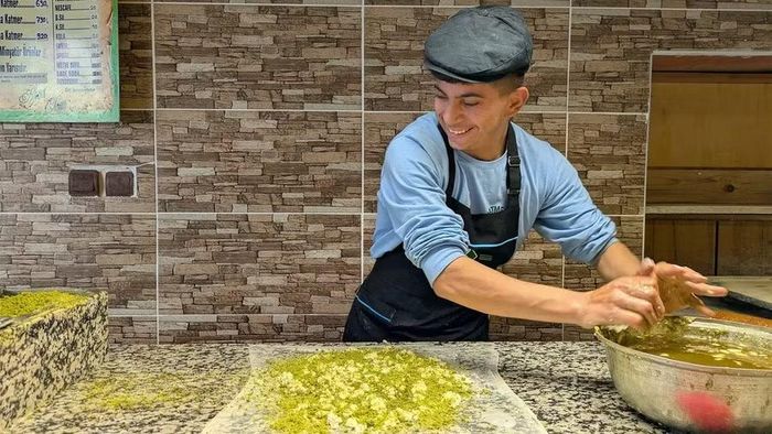 Phải mất nhiều năm, thợ làm bánh mới thành thạo làm baklava. Ảnh: Bbc.com