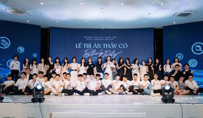 Cô Diễm My và các em học sinh A5 trong lễ tri ân.