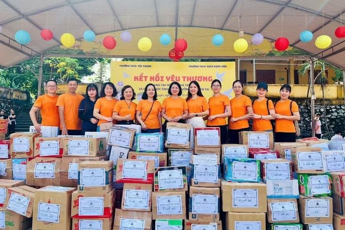 Cô Diễm My trong một chuyến đi thiện nguyện cùng các thầy cô giáo.