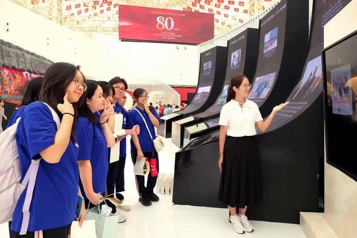 Cô My hướng dẫn các em học sinh A5 tham quan Triển lãm A80.