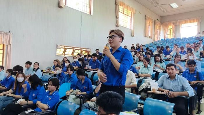 Một sinh viên đặt câu hỏi cho diễn giả.