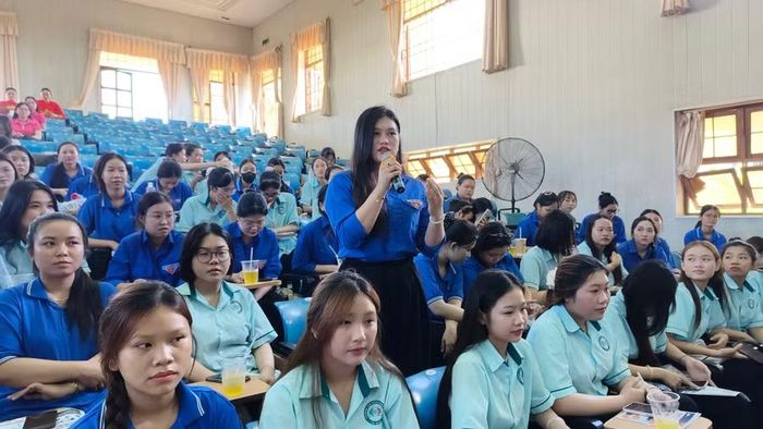 Sinh viên đặt câu hỏi với diễn giả.