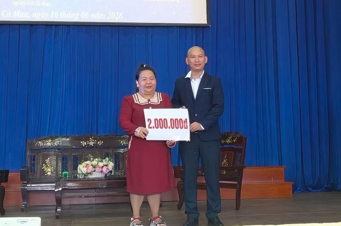 Một đơn vị tặng học bổng "Mùa hè xanh" cho nhà trường.
