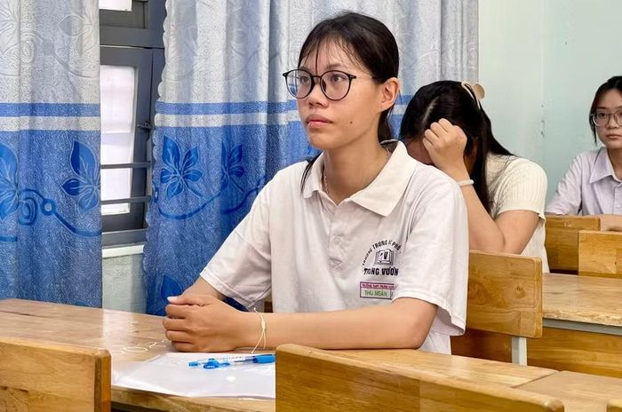 Mất cha mẹ khi Kỳ thi tốt nghiệp THPT 2026 cận kề, Thu Ngân vượt qua nỗi đau cố gắng hoàn thành chặng đường quan trọng của cuộc đời.