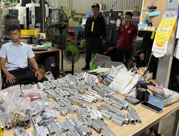 Võ Thành Tài (áo trắng) chủ xưởng cơ khí là nơi sản xuất vũ khí quân dụng -(Ảnh: BCA).