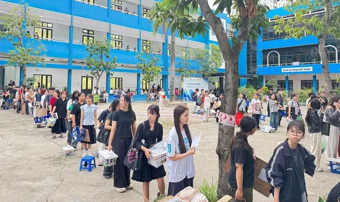 Thí sinh ngành Mỹ thuật mang theo rất nhiều đồ như bảng vẽ, bút màu, ghế,…
