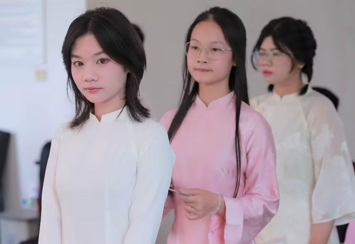 Thí sinh làm thủ tục trước khi thi.