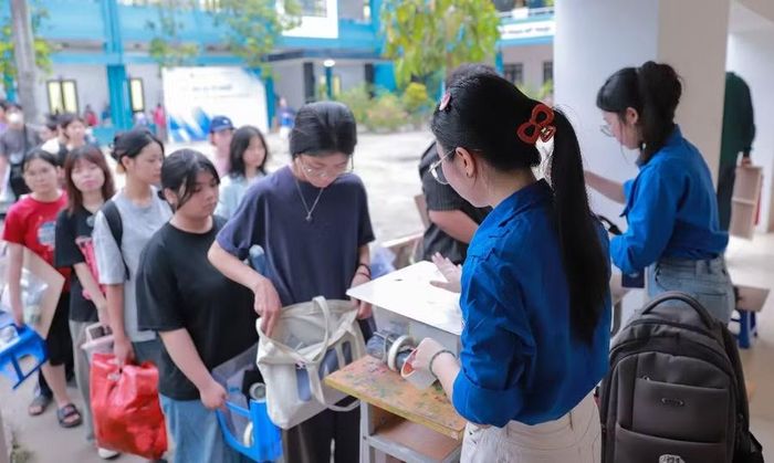Sinh viên tình nguyện có mặt tại các điểm thi, hỗ trợ thí sinh trong kỳ thi năng khiếu năm 2026.