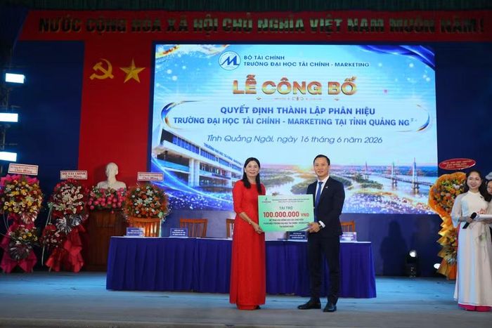 Dịp này Tổng công ty lọc hóa dầu Việt Nam tặng học bổng trị giá 100 triệu đồng cho sinh viên Phân hiệu Trường Đại học Tài chính - Marketing tại tỉnh Quảng Ngãi.