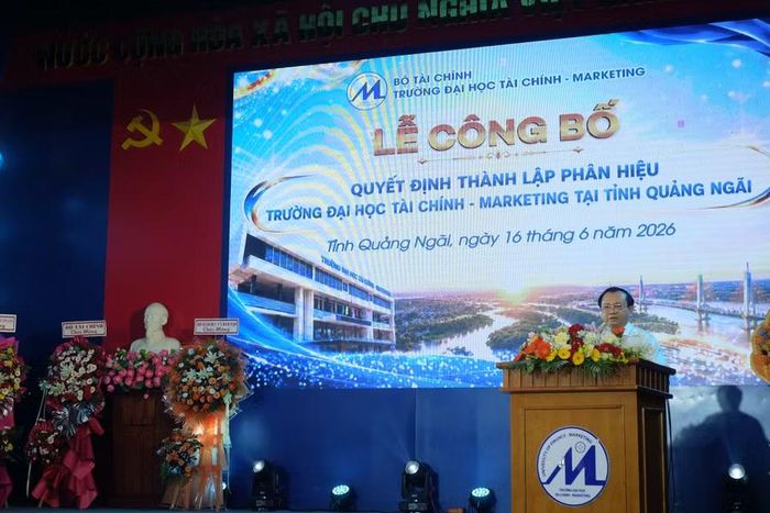 Ông Lê Tấn Cận, Thứ trưởng Bộ Tài chính phát biểu giao nhiệm vụ cho Phân hiệu Trường Đại học Tài chính - Marketing tại tỉnh Quảng Ngãi.