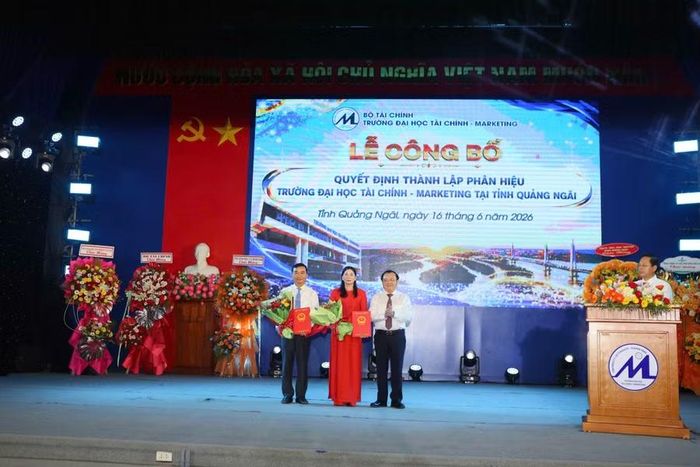 Thứ trưởng Bộ Tài Chính trao quyết định bổ nhiệm lãnh đạo Phân hiệu Trường Đại học Tài chính - Marketing tại tỉnh Quảng Ngãi.