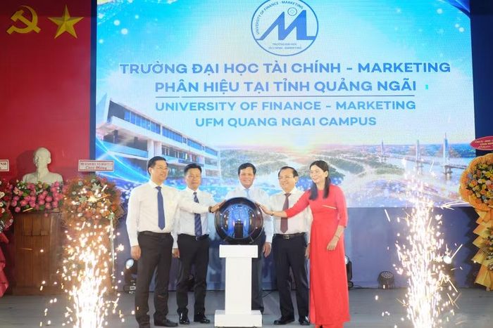 Các đại biểu thực hiện nghi thức công bố quyết định thành lập Phân hiệu Trường Đại học Tài chính - Marketing tại tỉnh Quảng Ngãi.