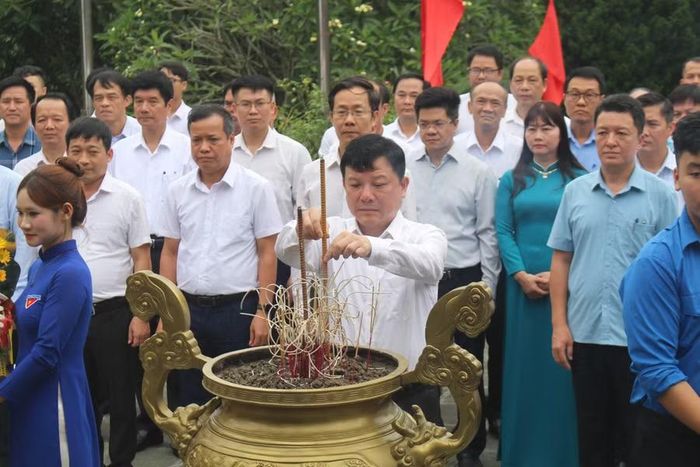 PGS.TS Hoàng Văn Hùng, Bí thư Đảng ủy, Giám đốc Đại học Thái Nguyên dâng hương.