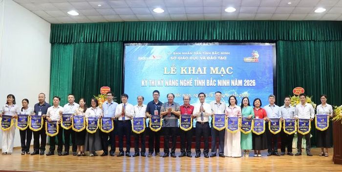 Phó Chủ tịch UBND tỉnh Bắc Ninh Lê Xuân Lợi cùng lãnh đạo Sở GD&ĐT trao Cờ lưu niệm cho các đoàn tham dự Kỳ thi.