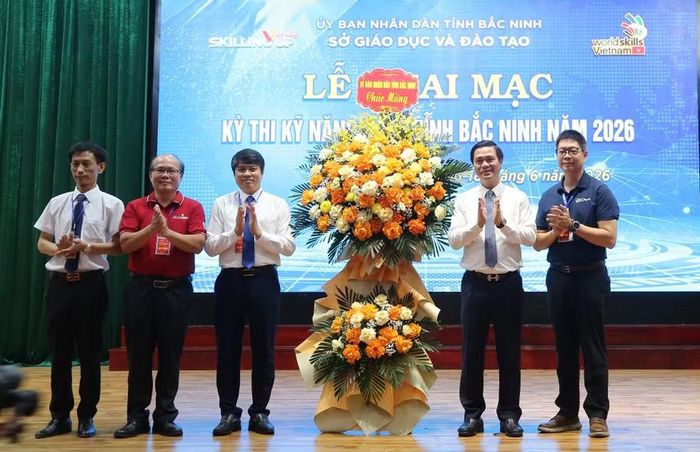 Phó Chủ tịch UBND tỉnh Bắc Ninh Lê Xuân Lợi tặng hoa chúc mừng.