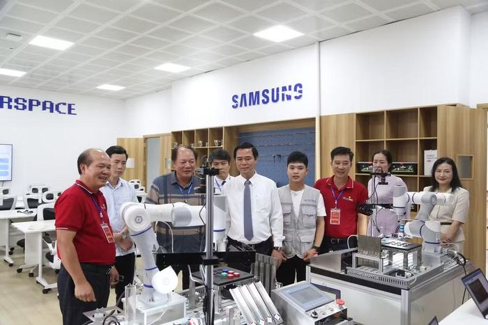 Trung tâm có tổng diện tích 725m², bao gồm 1 phòng học SIC, 1 phòng STEM Lab, 2 phòng thực hành XR/VR, 1 phòng thực hành mô phỏng lắp ráp bán dẫn, 2 phòng họp và 1 khu vực nghỉ, tạo không gian nghiên cứu chuyên sâu, phục vụ đào tạo và trải nghiệm công nghệ cho sinh viên.