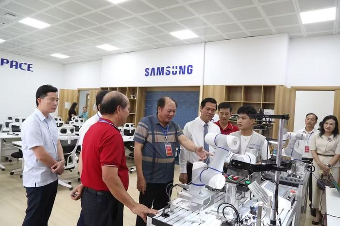 Phó Chủ tịch UBND tỉnh Bắc Ninh Lê Xuân Lợi cùng các đại biểu tham quan trình diễn Robot tích hợp trí tuệ nhân tạo.