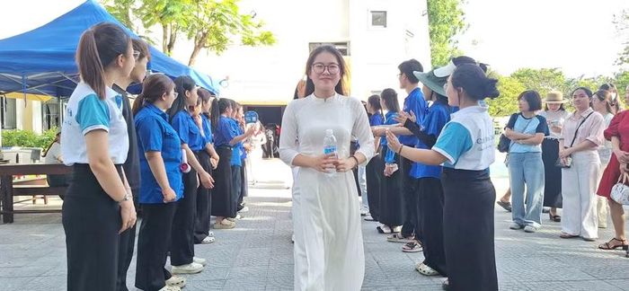 Thí sinh tự tin bước vào phòng thi giữa tiếng cổ động các tình nguyện viên.