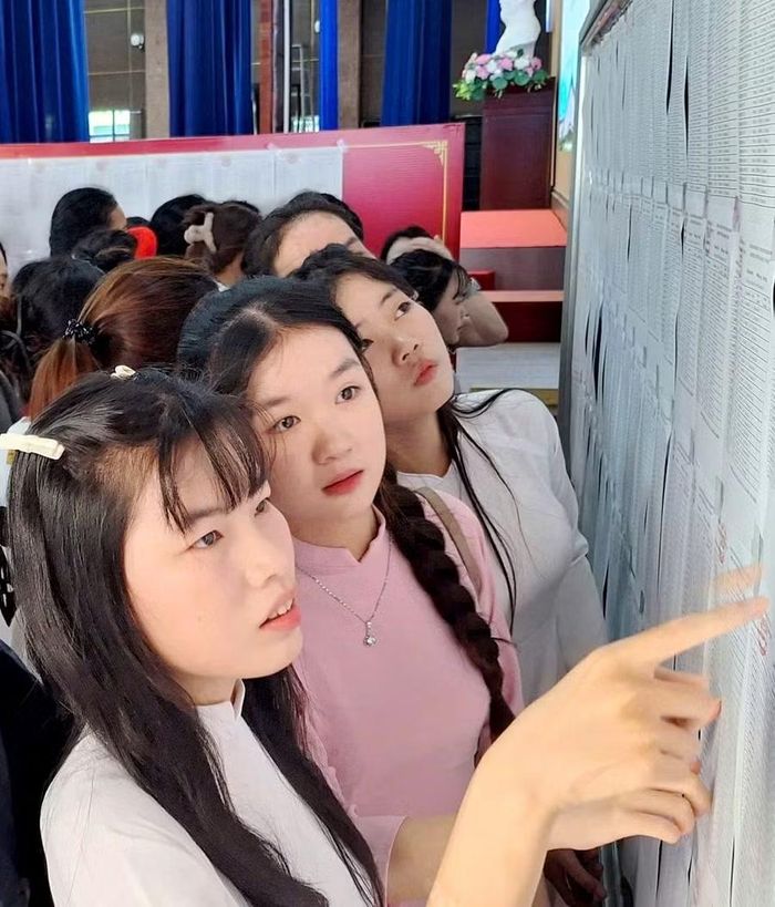 Thí sinh xem danh sách dự thi tại bảng niêm yết.