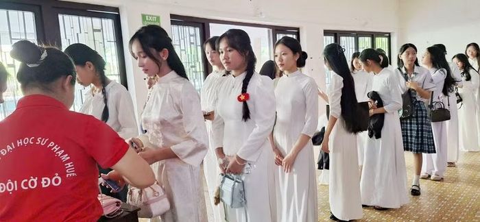 Các thủ tục được nhà trường thực hiện nhịp nhàng.