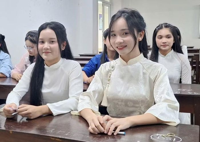 Nụ cười tươi tự tin trên gương mặt thí sinh dự thi.