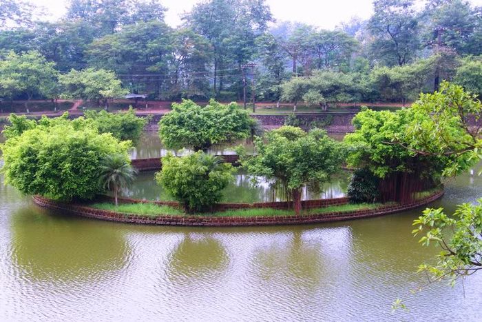 Giếng Trọng Thủy (giếng Ngọc) có từ thời Âu Lạc, nằm trước đền An Dương Vương.