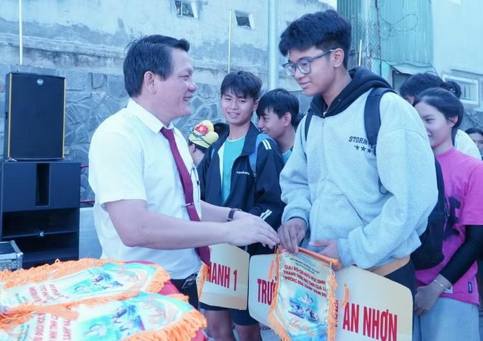 Ban tổ chức trao cờ lưu niệm cho các vận động viên.