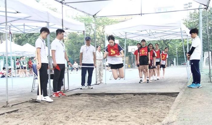 Thí sinh dự thi năng khiếu - nội dung bật xa - ngành Giáo dục Thể chất.