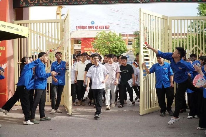Đội tình nguyện mùa thi chúc mừng thí sinh hoàn thành buổi thi tại Trường THPT Hà Huy Tập, Nghệ An. Ảnh: Hồ Lài