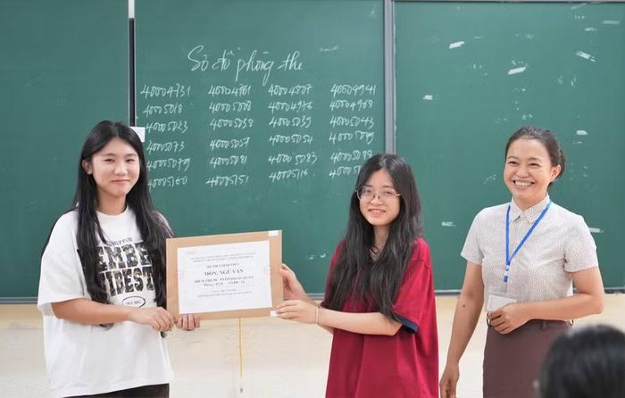 Thí sinh kiểm tra niêm phong túi đựng đề thi trước khi bóc đề. Ảnh: Hồ Lài