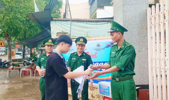Đoàn thanh niên Đồn Biên phòng Hạnh Dịch tiếp sức sĩ tử tại Điểm thi Trường THPT Quế Phong (Nghệ An). Ảnh: NTCC